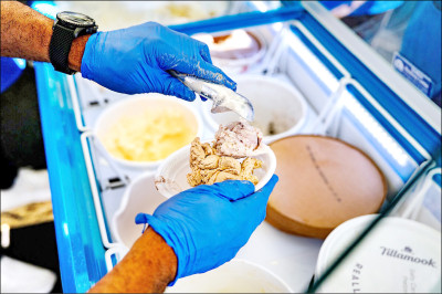 中英對照讀新聞》US ice cream makers to scoop out synthetic dyes under RFK Jr. push 美國冰淇淋業者在小羅勃甘迺迪推動下，將剔除人工合成色素