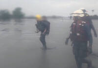 花蓮光復6歲女童救出來了！屏東消防破屋揹出 阿公阿嬤仍失聯