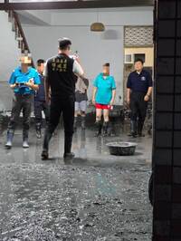 傅崐萁災區「擺拍」畫面曝！ 花蓮教師：夫妻倆在搞什麼