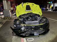 1400萬詹姆士龐德御用車撞爛車頭！3車受波及 駕駛棄車落跑