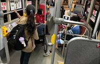 跟「北捷踹嬤」不同！公車上出現「善意一腳」 高中生被讚爆