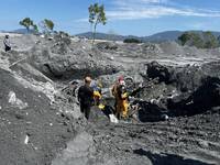 車內有人！政旺砂石場老闆娘的車找到了 深埋一層樓砂土中