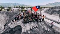軍民同心！光復鄉土丘上「揮旗賀國慶」熱血合照感動全網