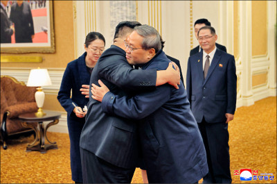 金正恩閱兵 高調迎賓秀肌肉