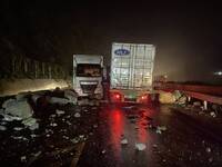 台2線濱海公路豪雨土石崩落 2車遭擊中道路封閉