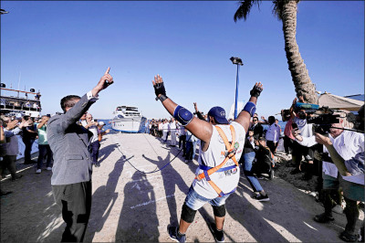 中英對照讀新聞》Popular Egyptian ‘strong man’ goes for another jaw-dropping challenge:Pulling a ship with his teeth 受歡迎的埃及「大力士」接受另1項令人瞠目結舌的挑戰：用牙齒拉船