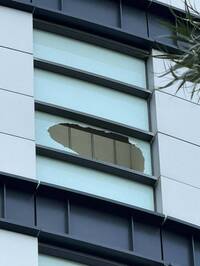 復業不到一個月 台中新光三越外牆玻璃遭強風吹破