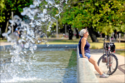 中英對照讀新聞》Man arrested in Italy for syphoning water from royal palace義大利男子因從王宮偷水被捕