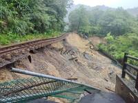 邊坡滑動 台鐵平溪線3天連假停駛、啟動公路接駁