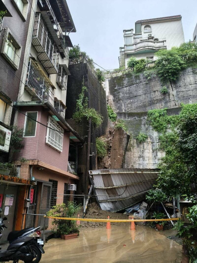 新店土石滑落！擋土牆崩塌壓毀民宅機車 91住戶連夜撤離
