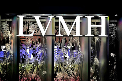 中英對照讀新聞》European luxury groups hedge bets on predicting China comeback歐洲精品集團對中國市場復甦的預測持保留態度