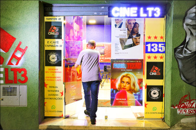 中英對照讀新聞》A man in Brazil turned his childhood dream into a small cinema for film lovers 巴西1名男子將童年夢想變成電影愛好者的小電影院