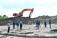 獨家》美濃大峽谷案地主石麗君收押　丈夫喝農藥拒捕命危