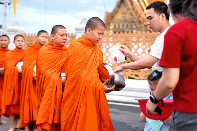 《中英對照讀新聞》Misbehaving monks: Sex scandal shakes Thai Buddhist faithful僧侶行為不當：性醜聞震驚泰國佛教徒