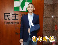 吳怡農帶傷壓線遞交台北市長參選意願表 曝接下來要做這些事