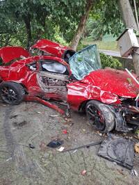 男駕跑車石碇失控撞電桿 車變形夾困昏迷轉加護病房