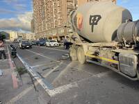 恆春特斯拉撞水泥車！波及騎機車上安親班一家人 釀1死7傷