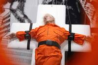 「川普穿囚服被釘在十字架」 瑞士展出雕塑作品引熱議