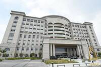 女子不會英語詐騙卡關！寄出金融卡判無罪