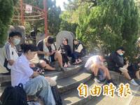 台大傅鐘前聚集數百人 大氣系學生「雞排加珍奶」打賭爽約收場