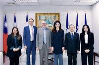 鄭麗文向AIT稱會維護台海和平 網友一面倒示警：國民黨承諾就是個屁