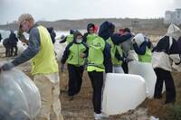 合橫海洋實驗小學10年淨灘 累積清除9萬件海廢垃圾