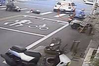 悚！轎車高速衝撞停等紅燈機車肇逃   彰化女騎士遭捲車底慘死