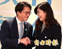 怪！黃國昌、鄭麗文互贈禮　他驚嘆：一個像按摩棒、一個心機重