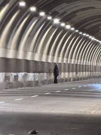 基隆中山隧道驚見「鬼影」！騎士嚇到拜媽祖 拍片3人下場出爐