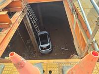 開車掉入捷運8米深工地 女子奇蹟式輕傷自行爬梯脫困