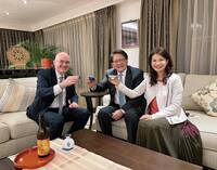 盡在不言中！谷立言、潘孟安共酌「日本清酒」  舉杯高喊：かんぱい