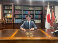 見不到日政要PO舊照取暖被抓包 陳宥丞坐高市早苗辦公桌遭砲轟！