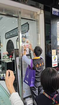 全國首例！豐原美容店坑學生、身障者 中市府到門市貼「警訊」
