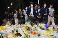 香港大火罹難者增至146人  大批港人排長隊獻花致意