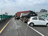 國道10號7車連環追撞！6人送醫 全線封阻回堵逾6公里