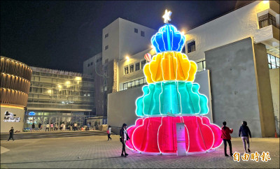 台南聖誕燈節週末點燈 10米耶誕樹吸睛