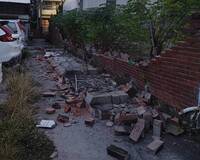 轟隆！才剛貼公告要拆 整片圍牆突倒塌險砸人車