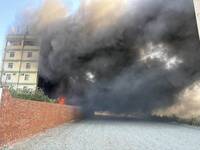 彰化福興廢棄物大火險燒大樓  5公里遠都看得到濃煙