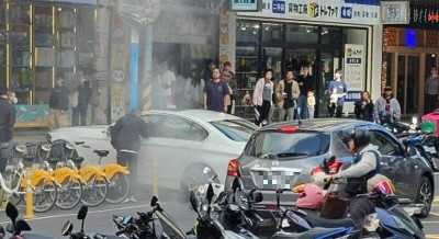 新莊BMW暴衝撞2車、險撞進騎樓店家 駕駛失去生命徵象