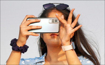 中英對照讀新聞》India revokes state-run security app order for smartphones after outcry輿論反彈迫使印度撤回強制手機預載官方資安程式命令