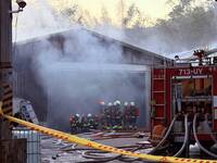 三峽化學工廠火警 新北消防員「退避」採水砲、機器人滅火