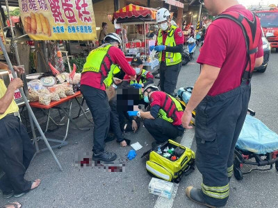 脖子慘遭寵物蟒蛇纏住！遛蛇男杯具了 跌倒撞頭噴血