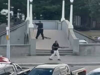 恐怖畫面曝光！澳洲槍手天橋開火遭圍毆 民眾怒踩頭喊「打死他」