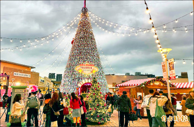 桃園耶誕氣氛濃 遊行逛市集、看「飄雪」耶誕樹