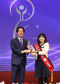 打詐創新跨界合作 主任檢察官鄭子薇獲賴總統頒發公務人員傑出貢獻獎