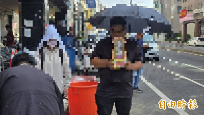 招魂連擲多次笑杯才得聖筊 遭酒駕奪命清潔員父母哽咽盼還公道