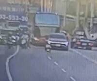 竹北6歲男童滑步車當「路隊長」 自小客遊覽車排隊陪他龜速前進