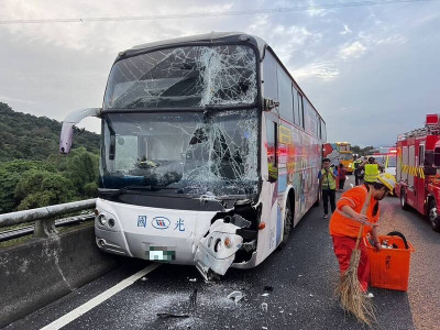 國1七堵段國光客運與大貨車碰撞6傷！嚴重回堵逾5公里