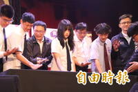 竹縣10校900高中生成年禮 手掌開印留下「責任印記」