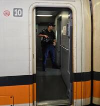 高鐵左營站傳「危險物品」 乘客全請下車 警持長槍進車廂搜索